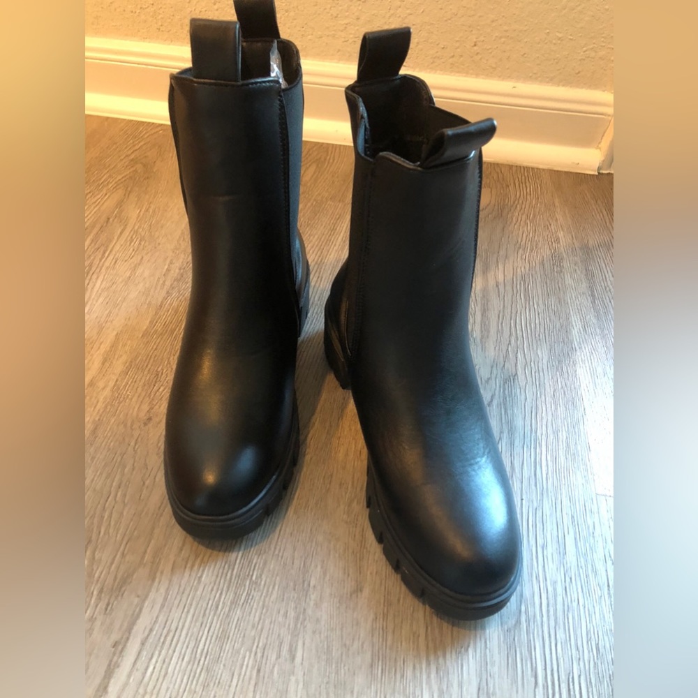 Just fab
Candide-Platform-Chelsea-Boot 
Size: 6